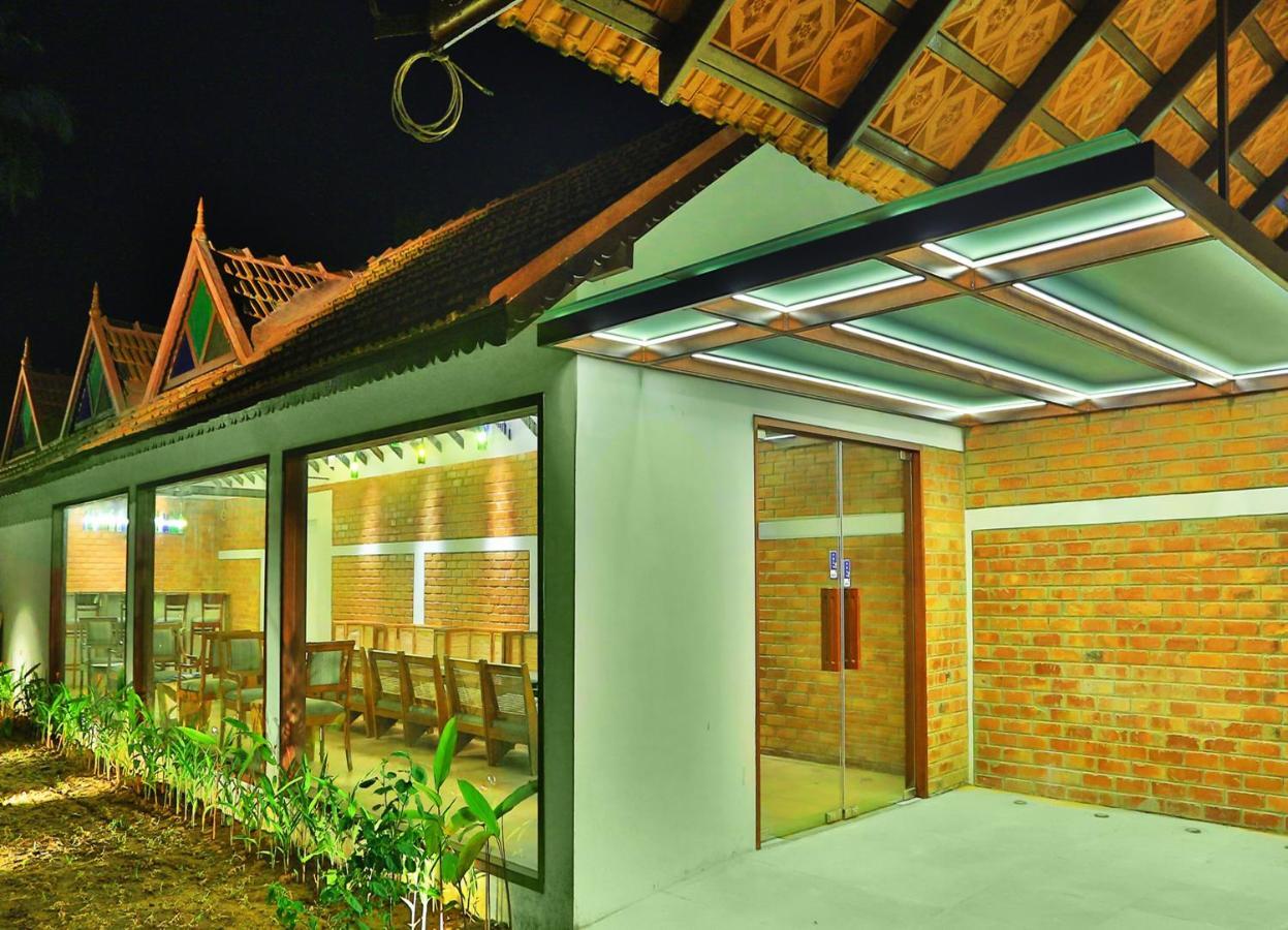 Estuary Sarovar Premiere Poovar Island Exterior photo