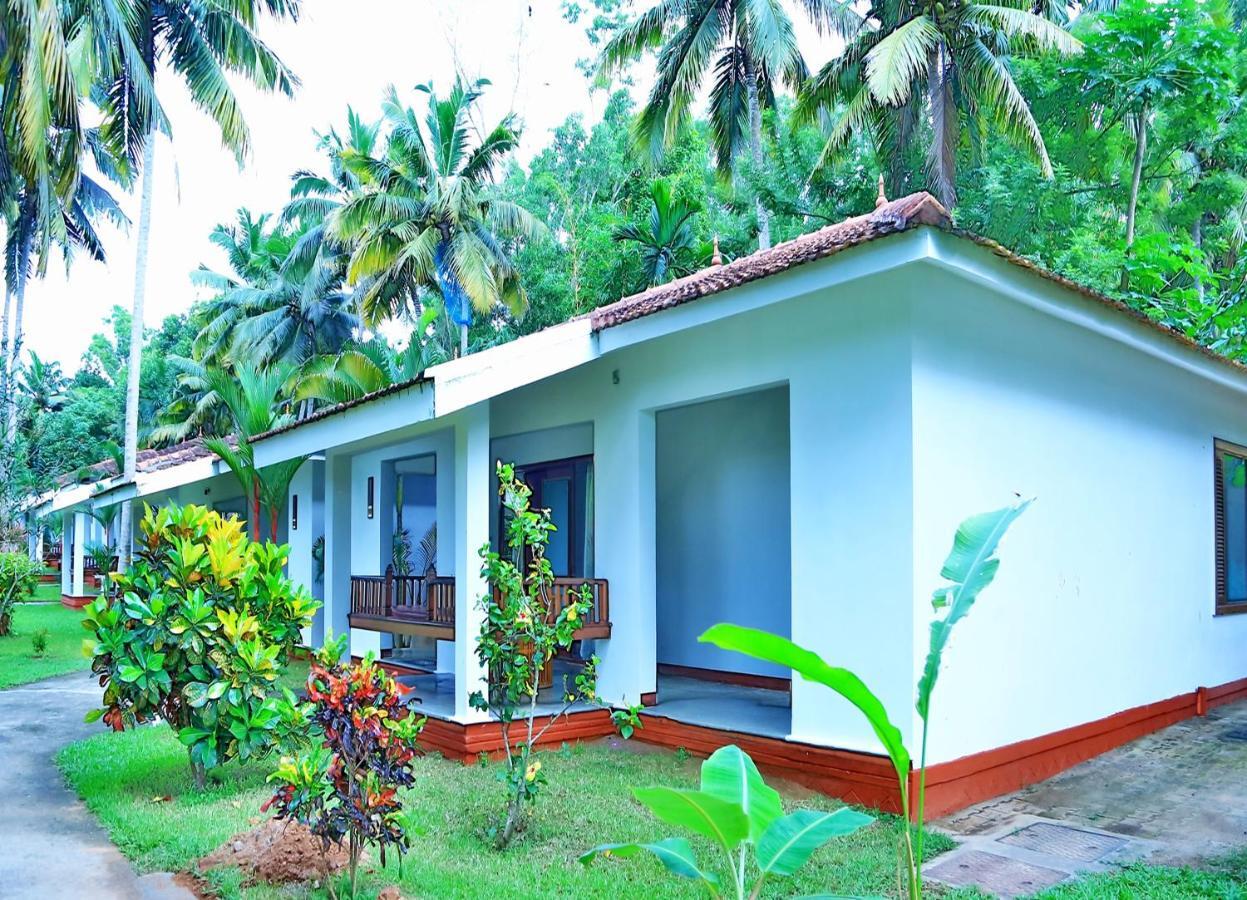 Estuary Sarovar Premiere Poovar Island Exterior photo