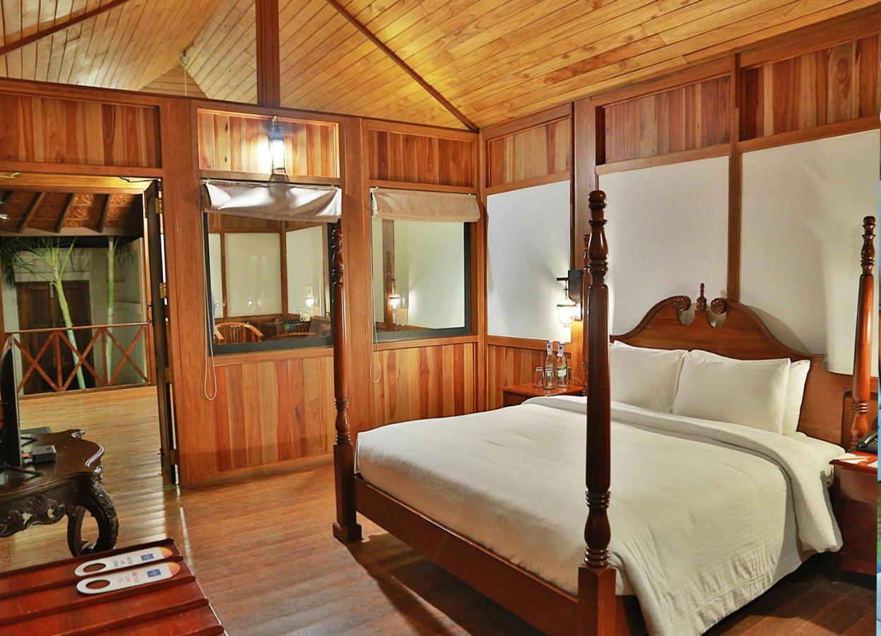 Estuary Sarovar Premiere Poovar Island Exterior photo