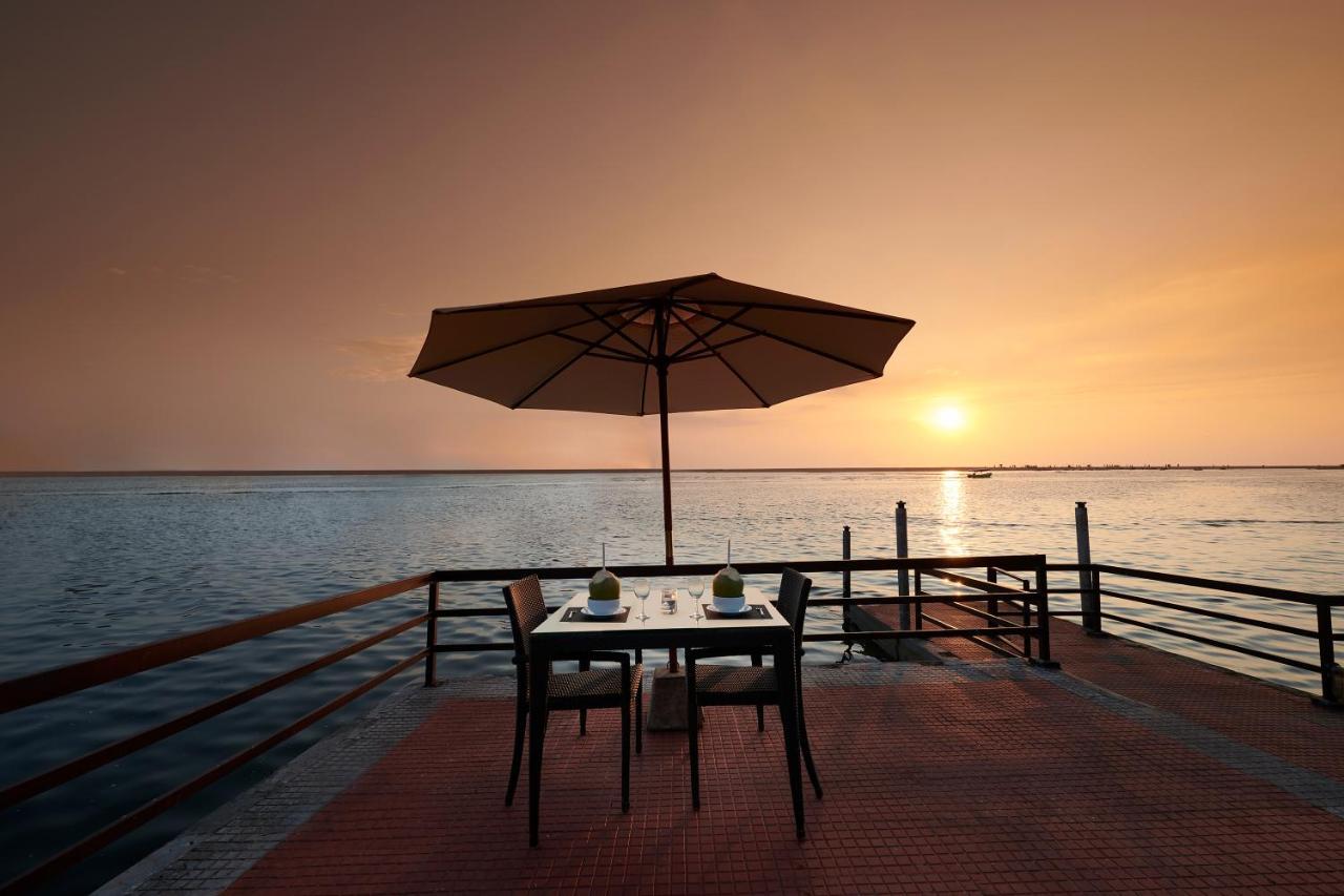 Estuary Sarovar Premiere Poovar Island Exterior photo